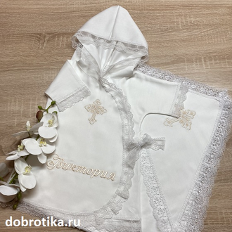 КРЕСТИЛЬНЫЙ НАБОР ДЛЯ ДЕВОЧКИ "ЗЛАТА": ПЛАТЬЕ С КАПЮШОНОМ, ПЕЛЁНКА 90Х90 СМ С КАПЮШОНОМ (ИЛИ БЕЗ); ЦВЕТ И ФОРМА КРЕСТИКА НА ВЫБОР, МОЖНО ВЫШИТЬ ЛЮБОЕ ИМЯ