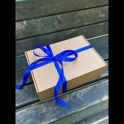 2 штуки - Подарочная коробка с наполнителем КРАФТ и синей лентой (32x22x10см)