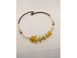 Колье с янтарем.