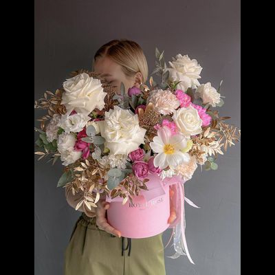 Букет в коробке из роз, диантуса, золотой зелени