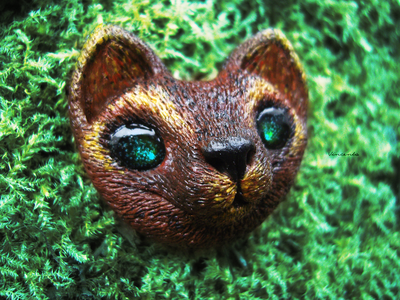 Необычная брошь "Кот-иллюзионист" (миниатюра, 4 см; авангардный стиль)