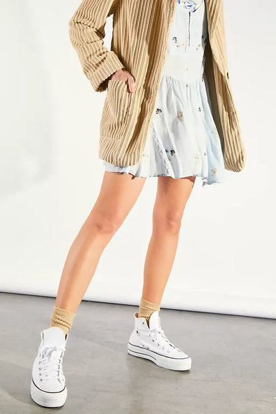 белые Converse Chuck Taylor All Star Lift носить с тренчем 560846C