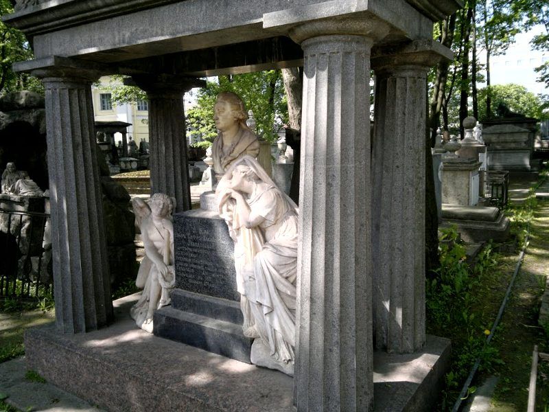 Памятник мужчине в спб 