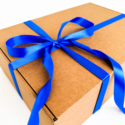 3 штуки - Подарочная коробка GILEV 37х26х12см с наполнителем и синей лентой