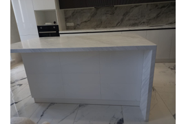 Кухня белый глянец с антресолью и островом