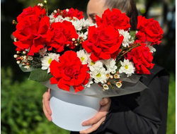 Яркая композиция в коробке