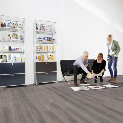 Виниловый пол Wineo 400 Wood Starlight Oak Soft MLD00116 в интерьере офиса