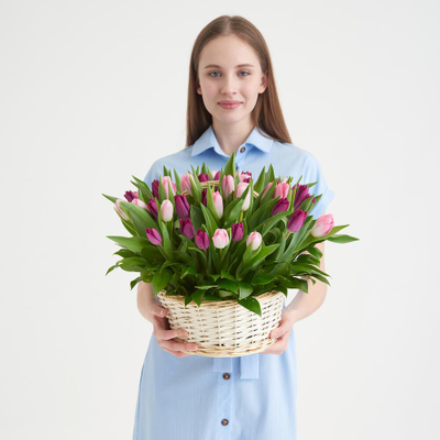 Корзина нежных тюльпанов