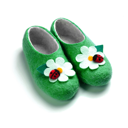 Купить войлочные тапочки «Божья коровка на ромашке» зеленые