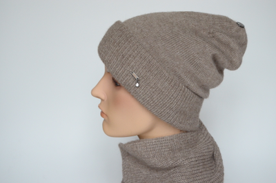 шапка с отворотом и шарф бежевого цвета 9015