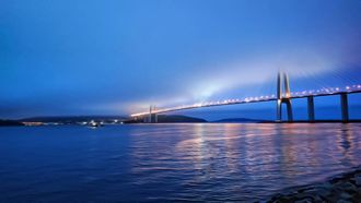 ночной мост с фонарями на Русский остров Владивостока