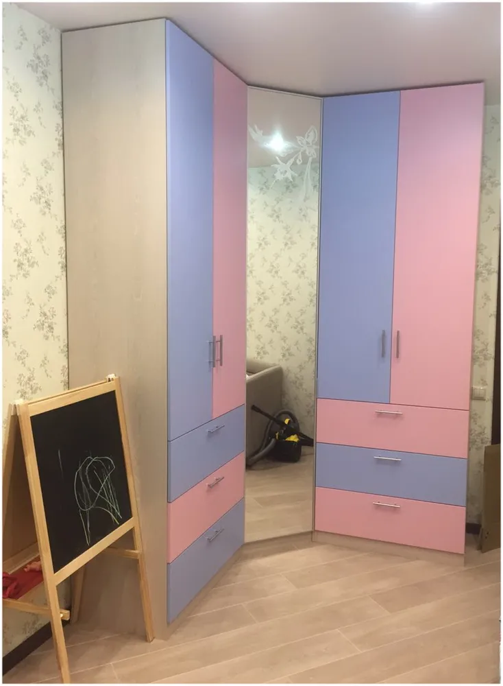 028 Шкаф в детской.
Важно знать! 
Реальный цвет мебели, образцы декоров ДСП и других материалов может отличаться от фото на сайте, в зависимости от настроек вашего монитора!
