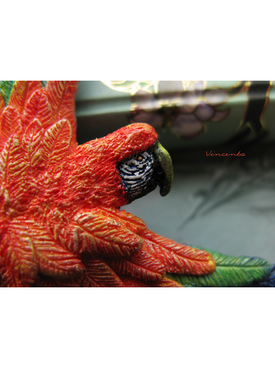 Ара, настоящий попугай. Брошь с попугаем. Миниатюра из полимерной глины