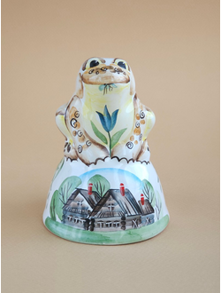 майоликовая фигурка "Квакуша на колокольчике"