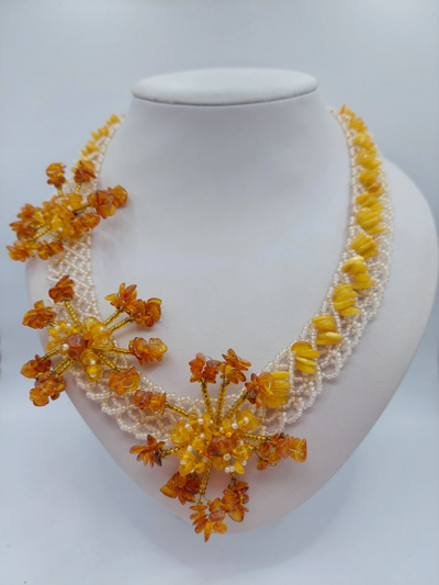 Колье с цветами из янтаря и чешского бисера 00499