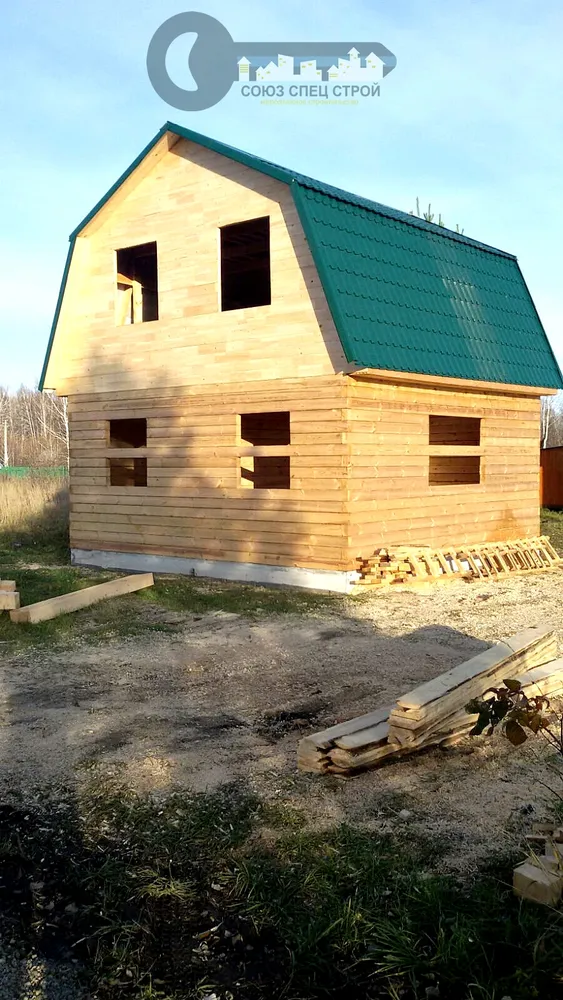 Дачный дом с ломанной крышей