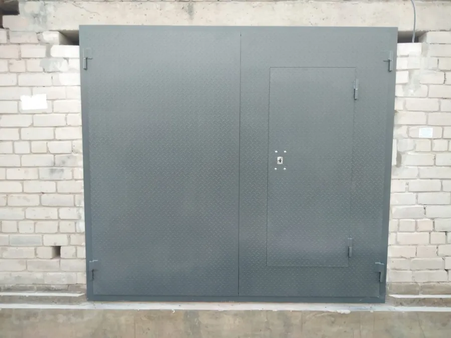 утепленные ворота 2 х листовые с калиткой из листа 2,5мм чечевица