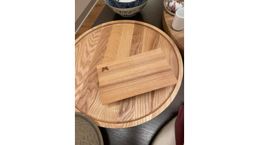 7077 Доски и подносы для подачи из натурального дерева. Массив ясеня, лазерная гравировка. Изготовление на заказ, разработка дизайна.