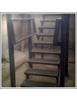 мк №15. лестница на металлокаркасе с откидной площадкой. ступени из пвл.