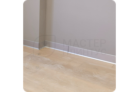 Фото алюминиевого плинтуса ПЛ 100 «серебро» на фоне различных отделочных материалов.