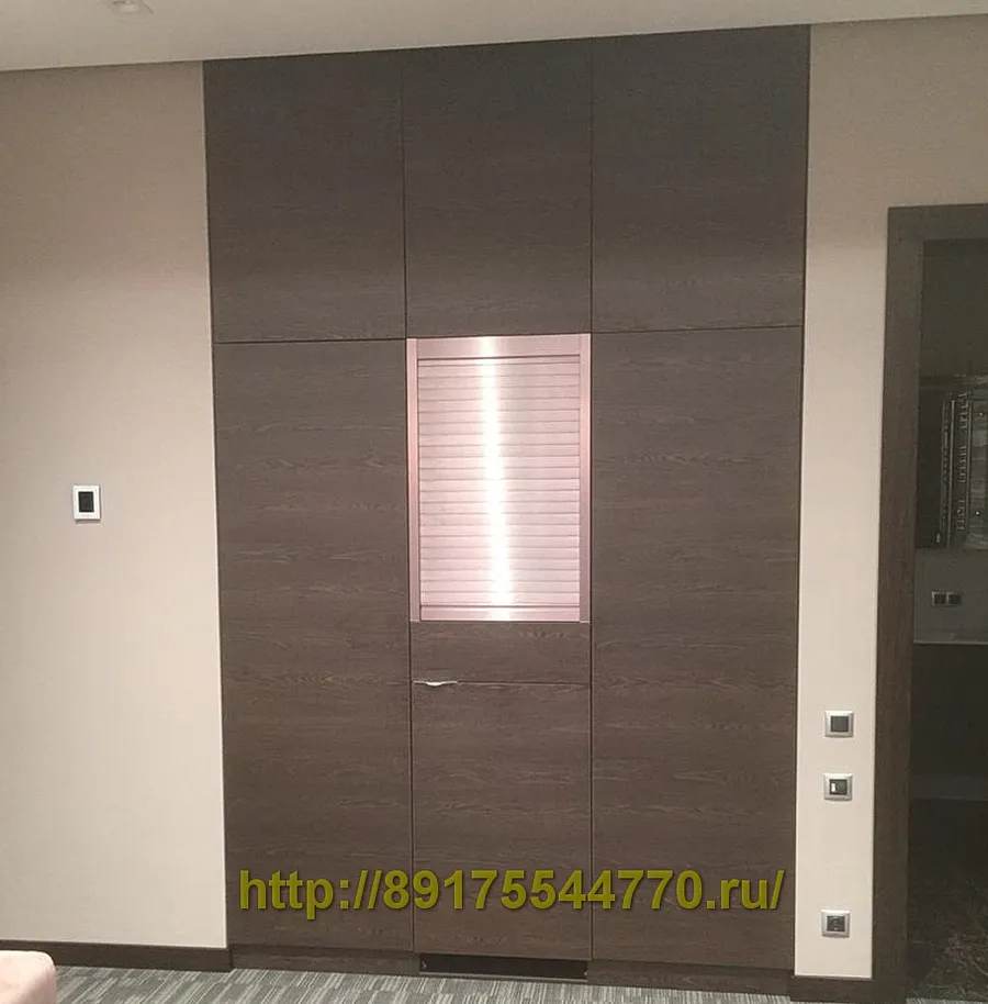 004 Шкаф в офисе.
Фасады:
- ЛДСП Egger, H1116 Баменда Венге темный, структура ST12
- Мебельные жалюзи (Италия)