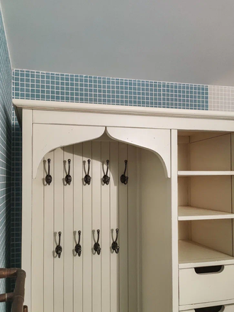 Пенал - стеллаж открытый с крючками и нижними ящиками.