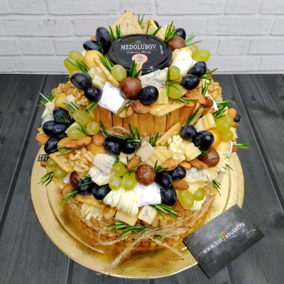 Оригинальный торт из сыров и других закусок