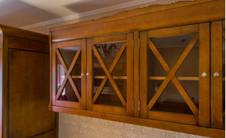 Полка навесная четыре двери с перекрестиями.