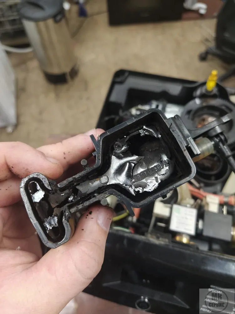 Диспенсер подачи кофе забит кофейными отложениями