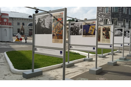 Уличные стенды для фотовыставки ТАСС, посвященная 75-летию плакатов "Окна ТАСС"