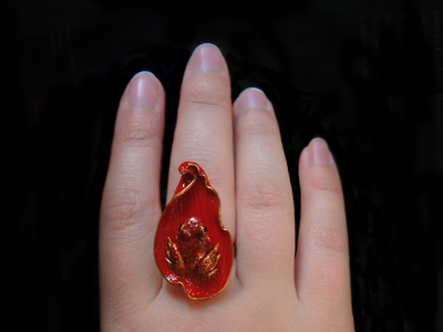 Кольцо с лягушкой на лепестке Червонной Муравы