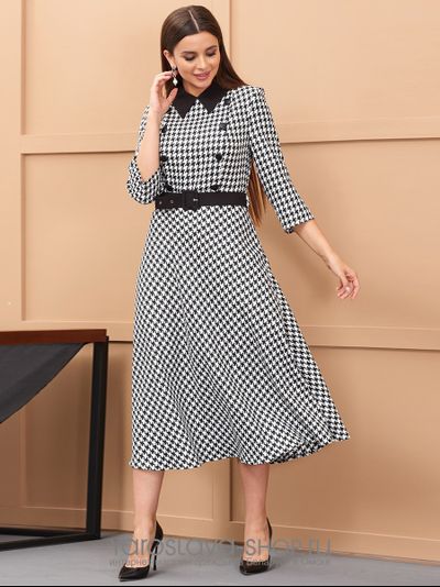 Платье женское полуприлегающего силуэта бело-черного цвета