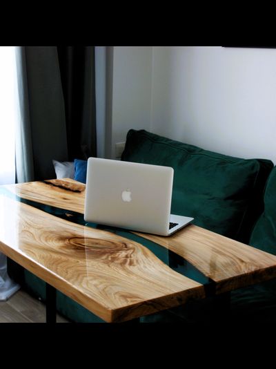 стол река из эпоксидной смолы для студии лазурного цвета