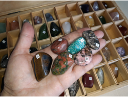 Коллекция 50 камней галтовок по 3-4 см, в коробке 32*23 см, вес около 1700 г  №25737