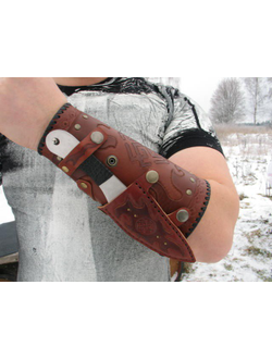 Наручни с ножом с разной символикой.