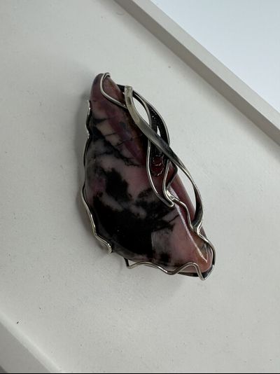 Броши с натуральными камнями в ассортименте