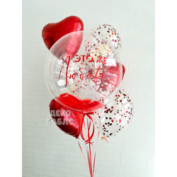 Сет из прозрачного шара баблс с красными перьями и надписью Это же любовь в окружении шаров с конфет