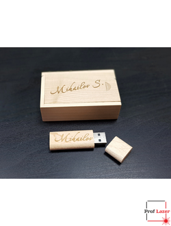 Флешка в футляре с гравировкой фамилии