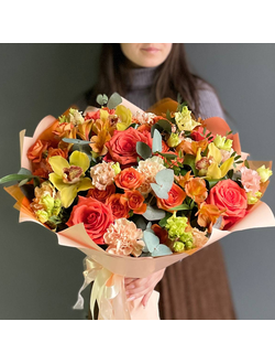БУКЕТ В РЫЖЕЙ ГАММЕ С ОРХИДЕЯМИ, КУСТОВЫМИ И ОДНОГОЛОВЫМИ РОЗАМИ , МАХРОВОЙ ЭУСТОМОЙ, АЛЬСТРОМЕРИЯМИ И ГВОЗДИКАМИ - (АРТ. С32)
