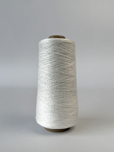 100% МЕРСЕРИЗОВАННЫЙ ХЛОПОК С СЕРЕБРИСТОЙ МИКРОПАЙЕТКОЙ 1мм, 250 грамм/2000 метров, цв. 002 белоснежный