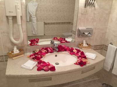 Оформление номера | ванной лепестками роз и цветами № 1494
