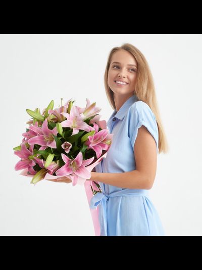 5 розовых лилий
