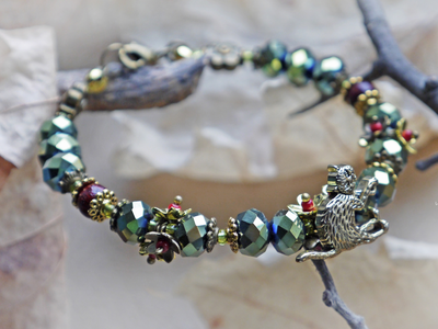 "Солнце и кошка в саду", браслет-талисман с кристаллами и цветами