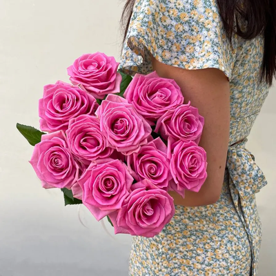 11 розовых роз