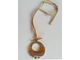 (АРТИКУЛ: 9000/02) КОЛЬЕ ЖЕНСКОЕ, С ПОДВЕСКОЙ В БЕЖЕВЫХ ТОНАХ, ЮВЕЛИРНЫЙ ПЛАСТИК, ЗОЛОТИСТЫЙ МЕТАЛЛ, БЕЖЕВЫЙ КОЖАНЫЙ ПЛОСКИЙ ШНУРОК