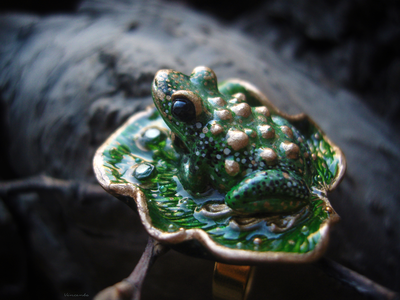 "Травяная Инфанта", фэнтези-кольцо с зелёной лягушкой и хромдиопсидами