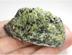 Хризолит (Перидот, Оливин), кристаллы на породе, США (59*32*28 мм, 75 г) №38096