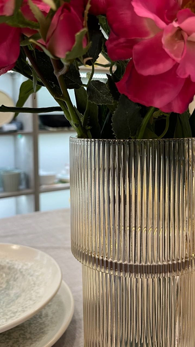 Ваза стеклянная, высота 25 см, диаметр 10 см