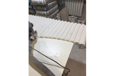 С помощью фрезера и направляющей, как циркулем, были вырезаны окружности нужного размера.