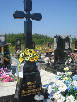 Фото памятника в виде креста на постаменте в СПб